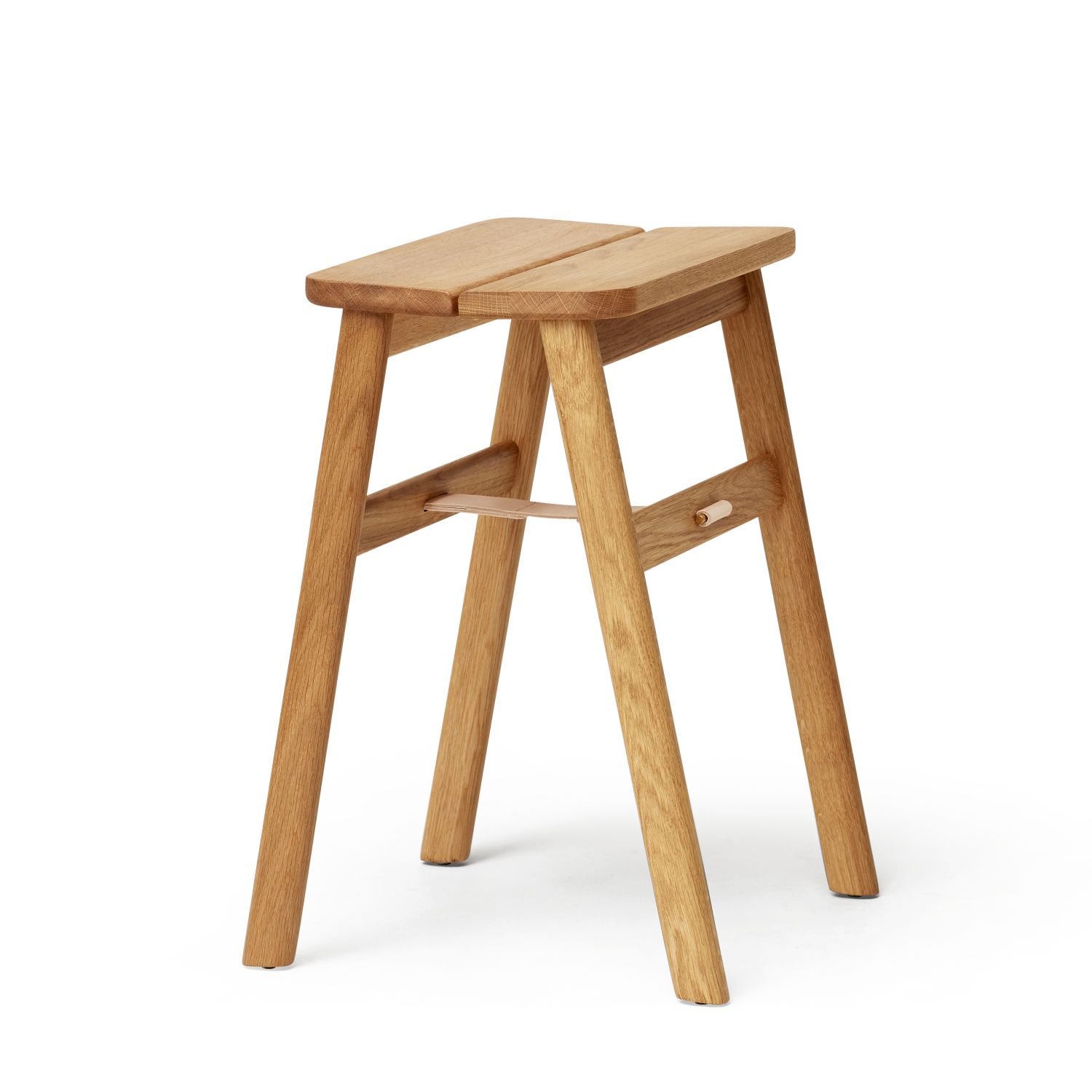 Angle Falthocker Eiche von Form & Refine: Moderner, klappbarer Hocker aus hellem Eichenholz.